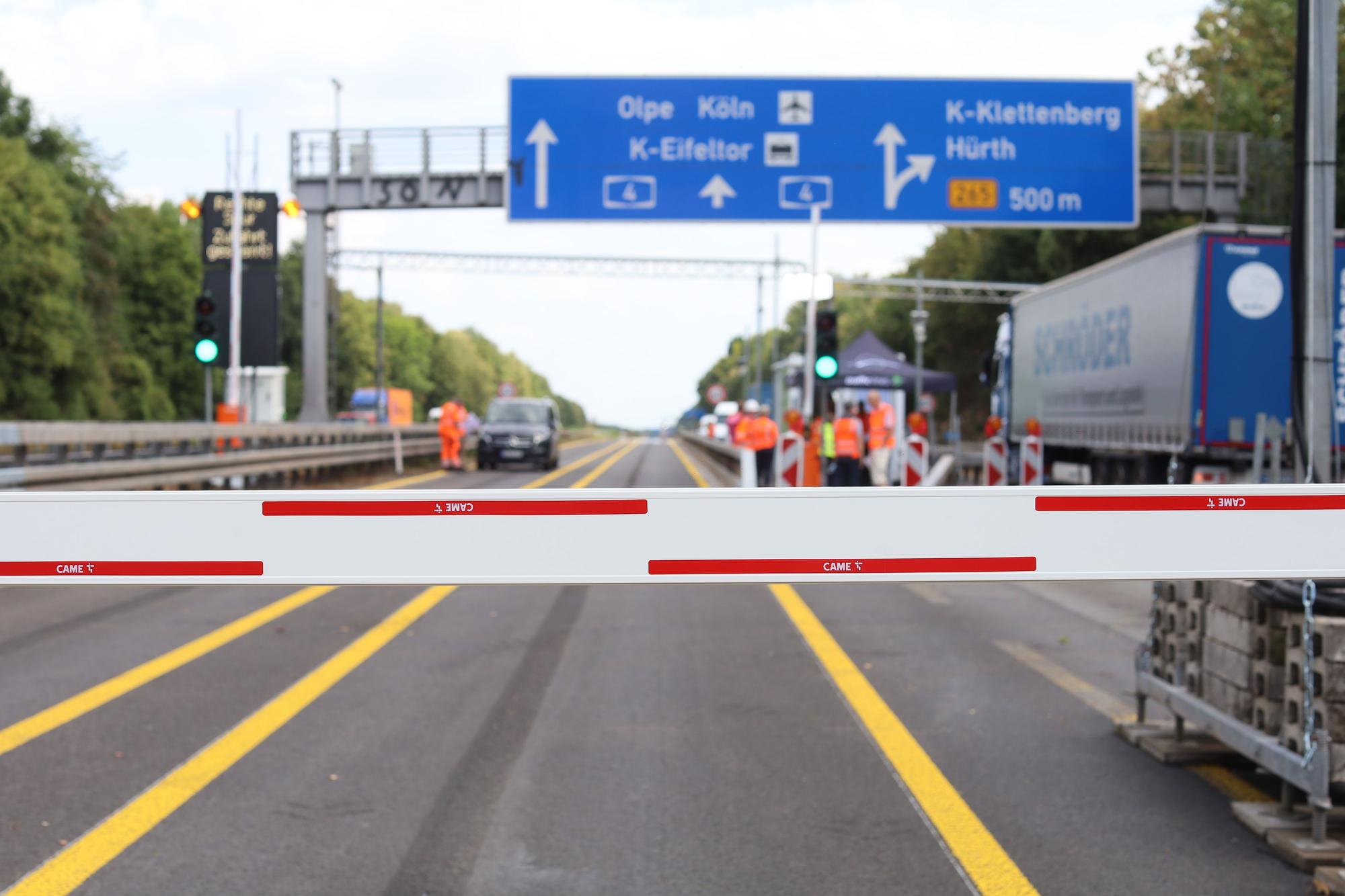 Die Lkw-Schrankenanlage auf der A4 in Höhe der Anschlussstelle Eifeltor.