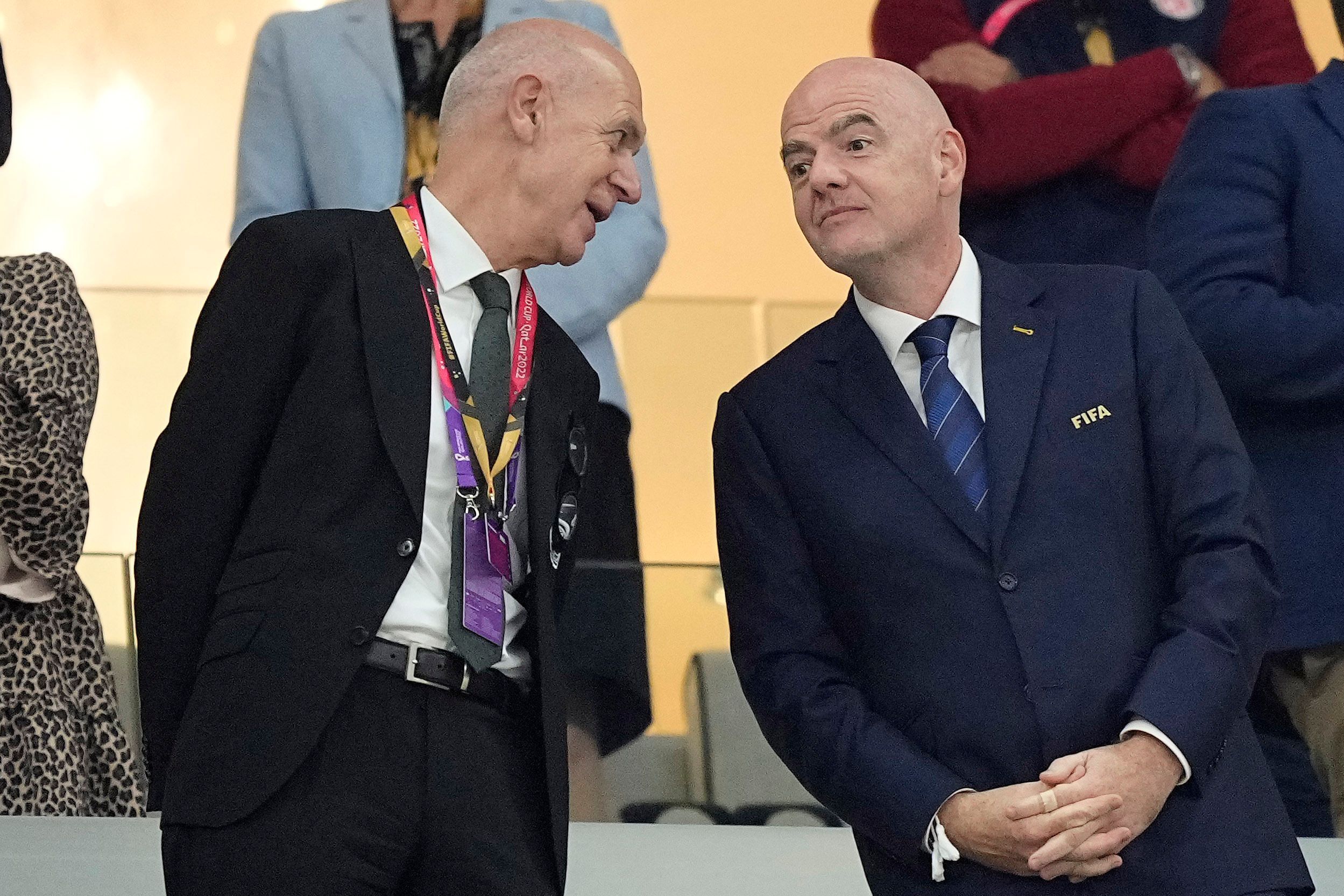DFB-Präsident Bernd Neuendorf spricht auf der Tribüne mit FIFA-Präsident Gianni Infantino (r.).
