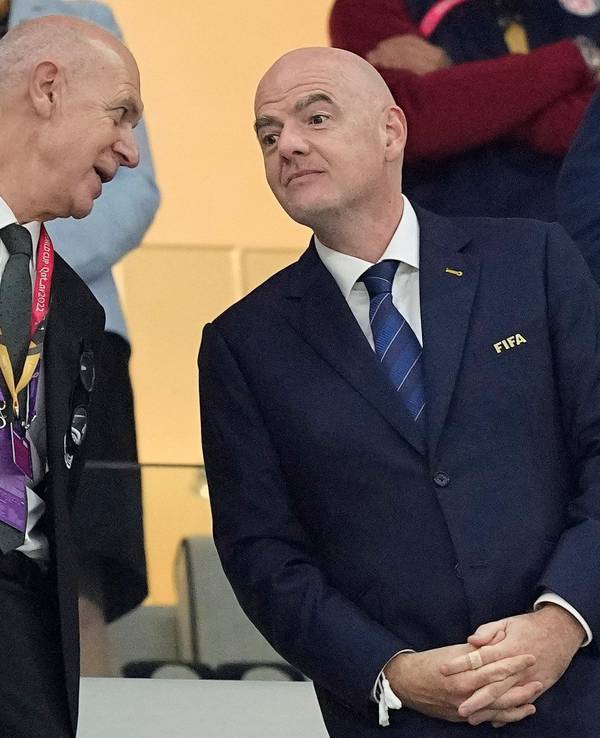 DFB-Präsident Bernd Neuendorf spricht auf der Tribüne mit FIFA-Präsident Gianni Infantino (r.).