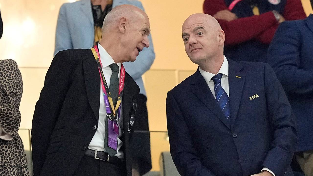 DFB-Präsident Bernd Neuendorf spricht auf der Tribüne mit FIFA-Präsident Gianni Infantino (r.).