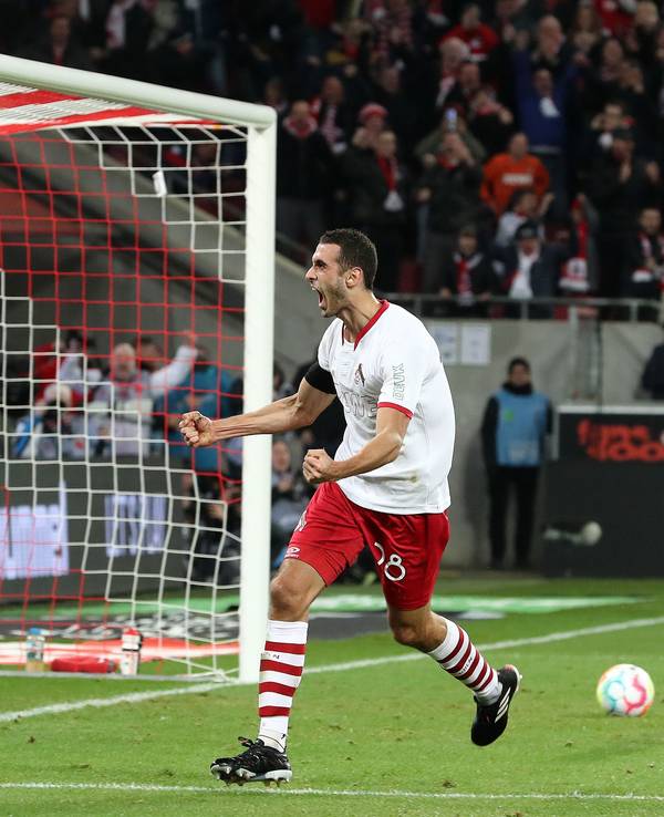Ellyes Skhiri jubelt vor den FC-Fans.