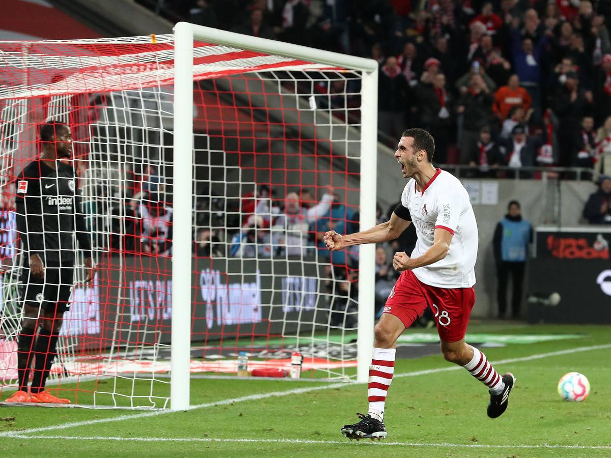 Ellyes Skhiri jubelt vor den FC-Fans.