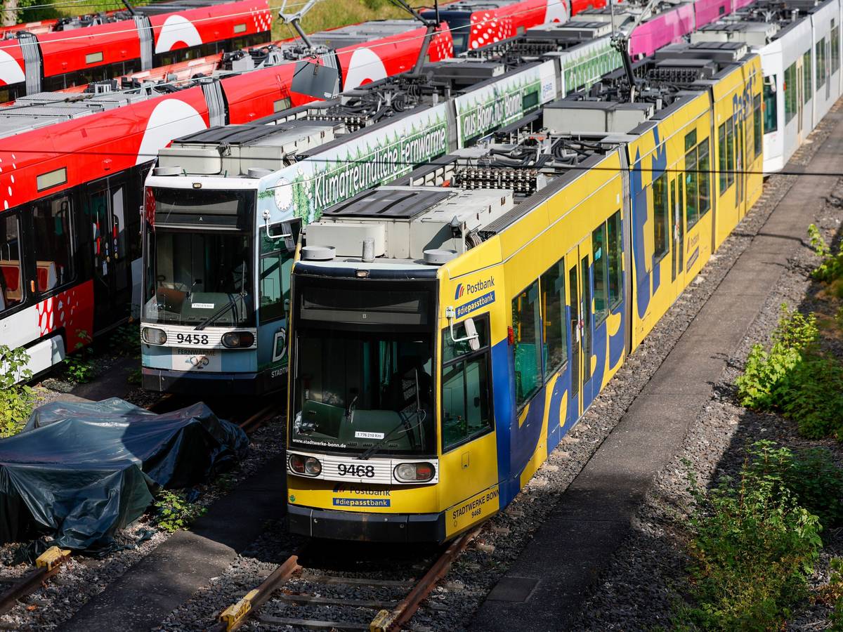 Stadtbahnen der SWB (Stadtwerke Bonn) stehen in einem Depot.