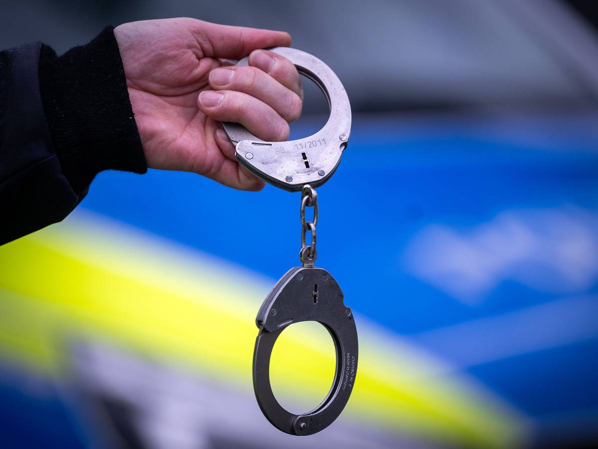 Ein mutmaßlicher Einbrecher stellte sich versehentlich selbst bei der Polizei. (Symbolfoto)