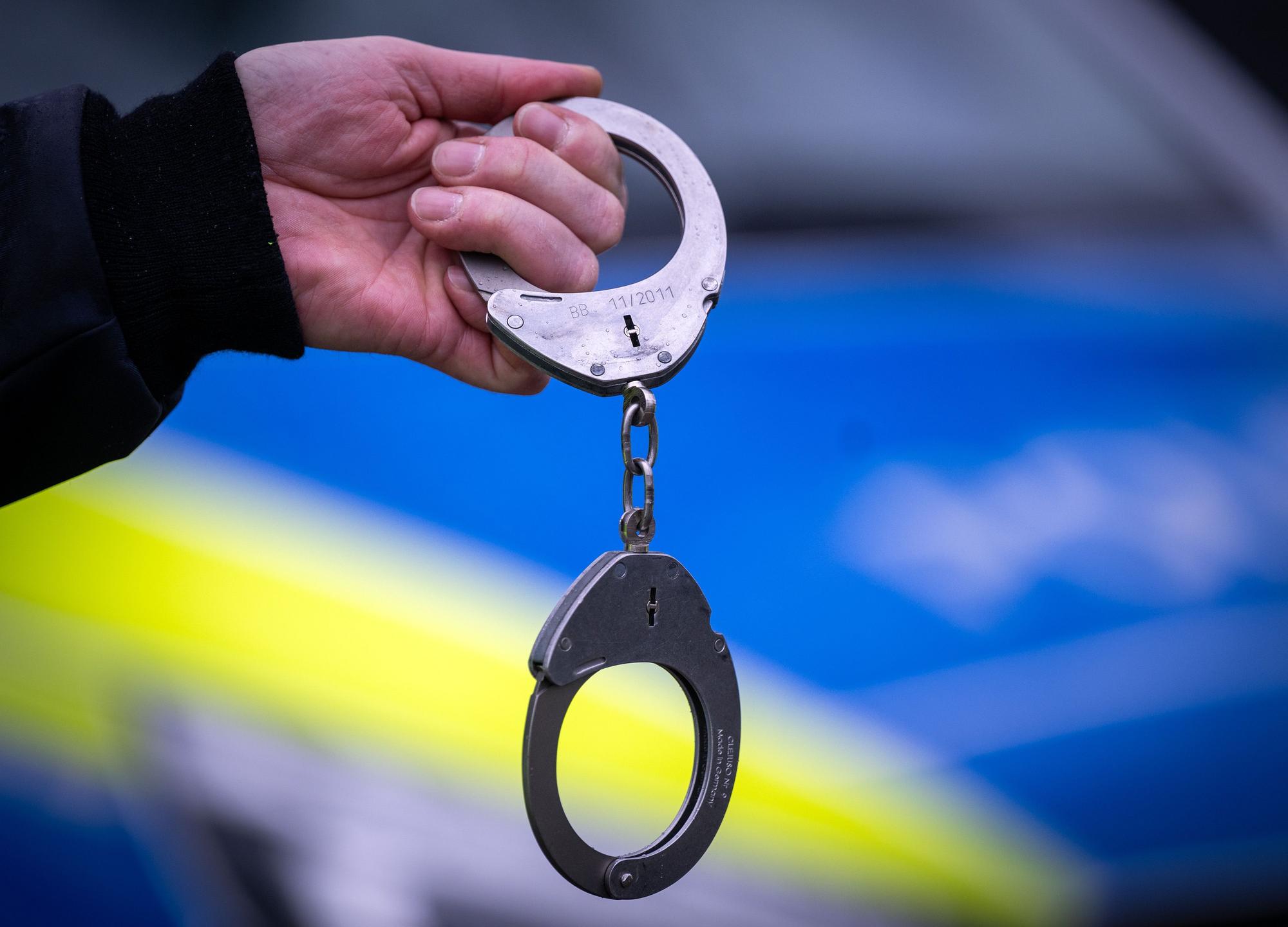 Ein mutmaßlicher Einbrecher stellte sich versehentlich selbst bei der Polizei. (Symbolfoto)
