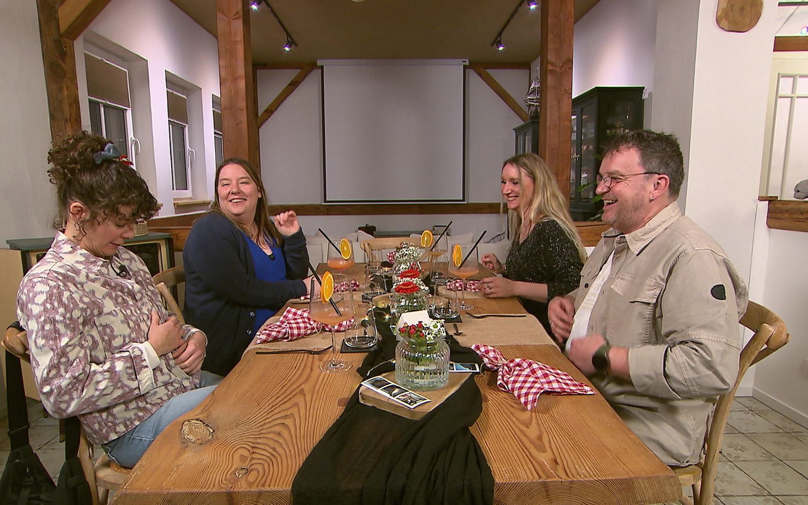 Nicht nur Julia (l.) ist ganz schön satt: An Tag 3 in Koblenz trifft sich die „Dinner“-Runde bei Kevin (35). (Bild: RTL)