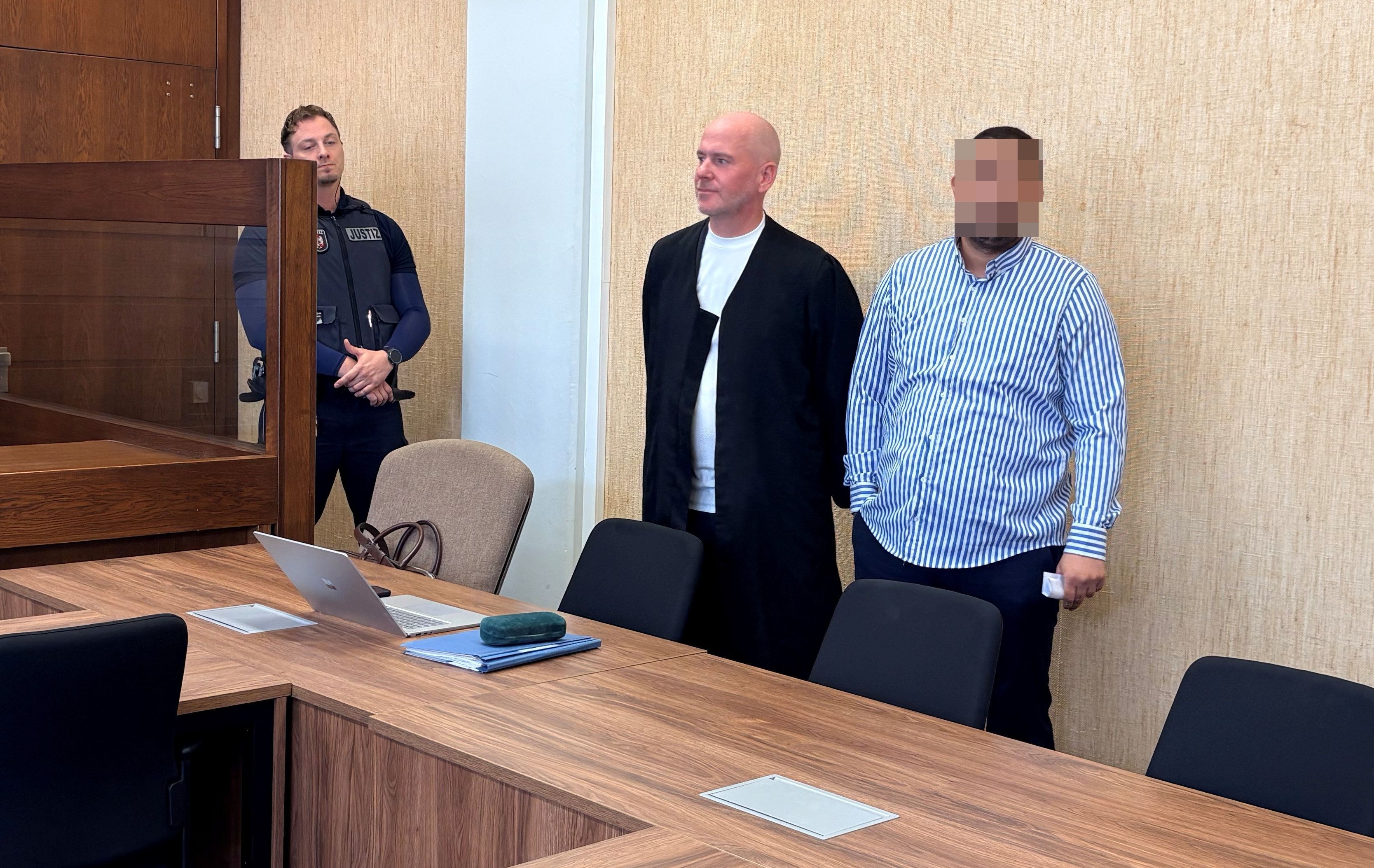 Der Angeklagte Hasan Y. (33) mit seinem Verteidiger Martin Bücher beim Prozess im Landgericht Köln.
