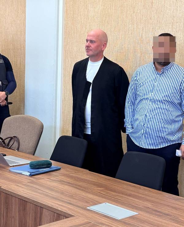 Der Angeklagte Hasan Y. (33) mit seinem Verteidiger Martin Bücher beim Prozess im Landgericht Köln.
