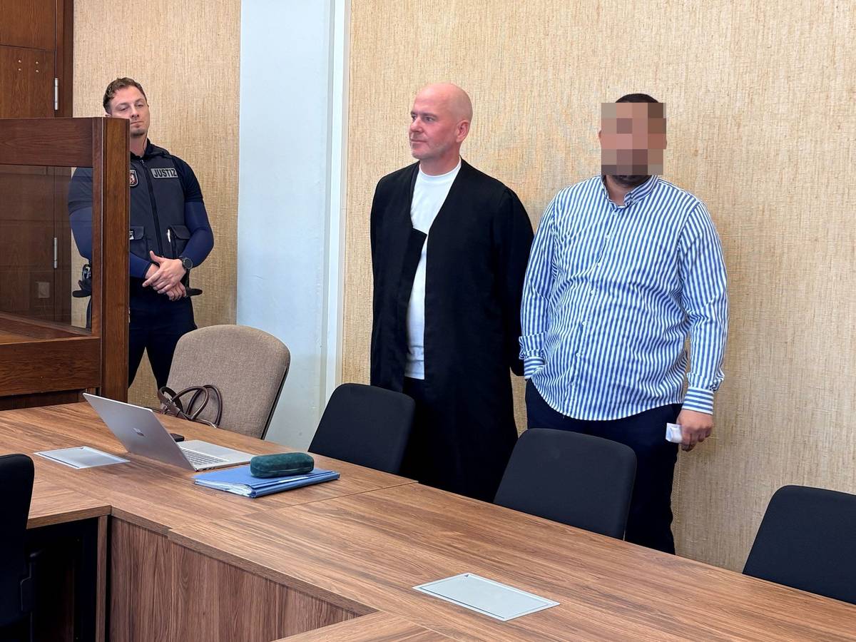 Der Angeklagte Hasan Y. (33) mit seinem Verteidiger Martin Bücher beim Prozess im Landgericht Köln.
