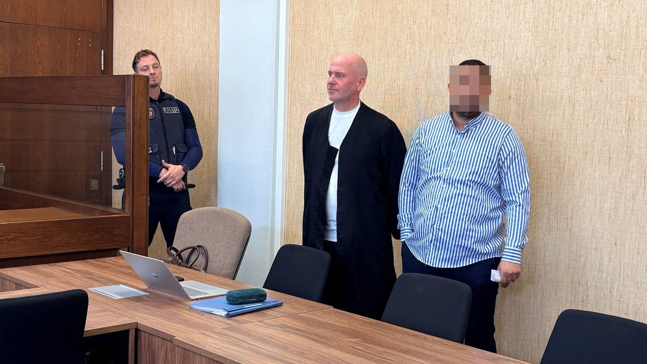 Der Angeklagte Hasan Y. (33) mit seinem Verteidiger Martin Bücher beim Prozess im Landgericht Köln.
