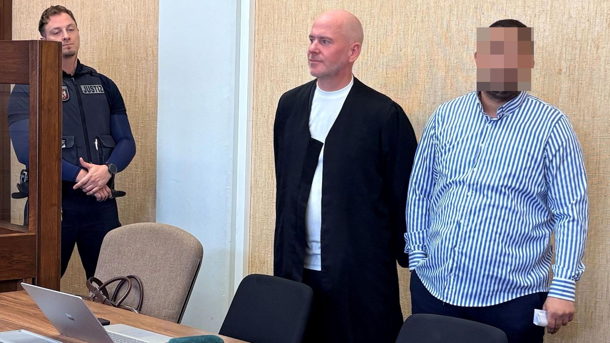 Der Angeklagte Hasan Y. (33) mit seinem Verteidiger Martin Bücher beim Prozess im Landgericht Köln.