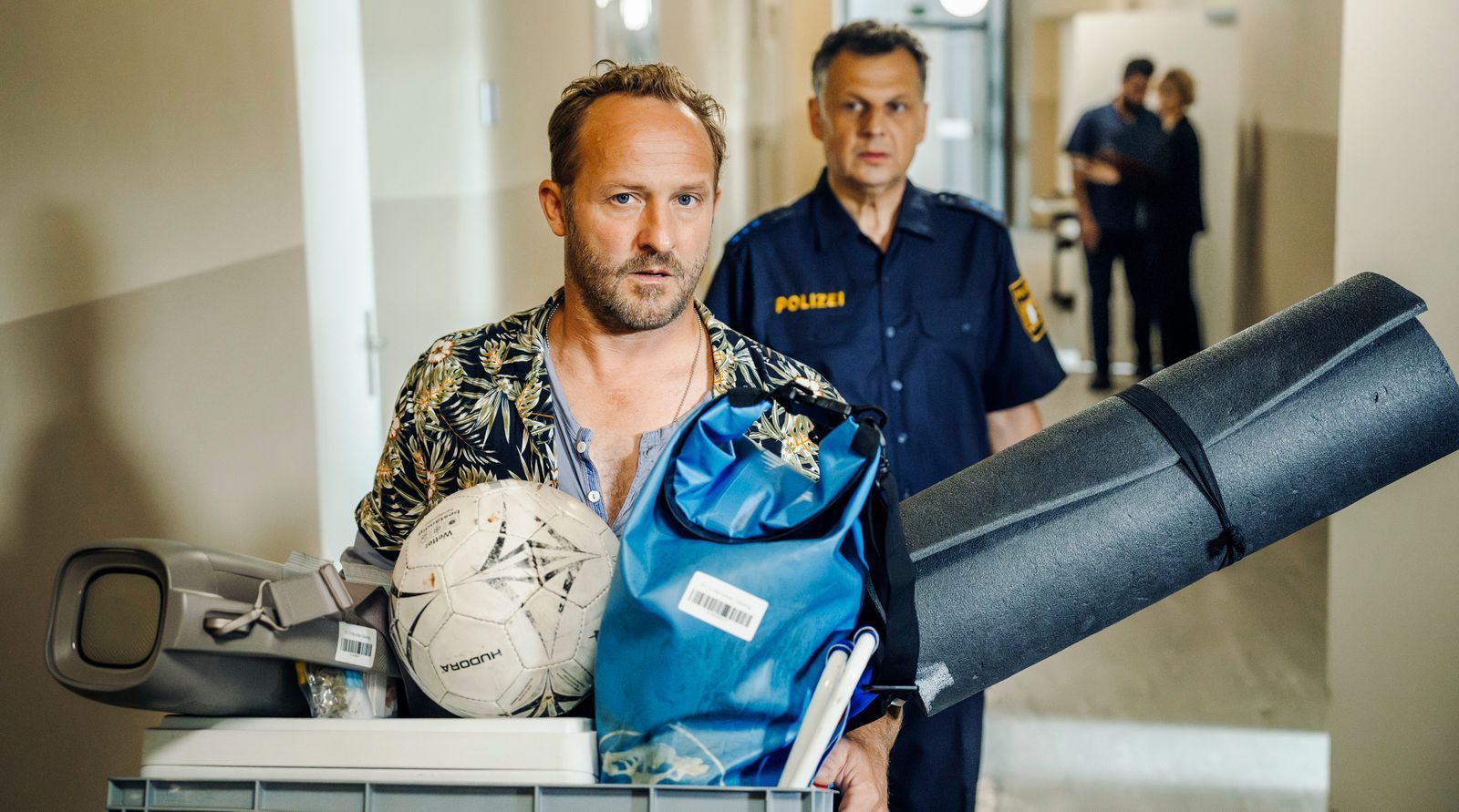 Mit seinen Alleingängen raubt Eddie (Maximilian Brückner, links) seinem Kollegen Carlo (Gerhard Wittmann) noch den letzten Nerv.  (Bild: ARD Degeto Film/new!move films/Hendrik Heiden)