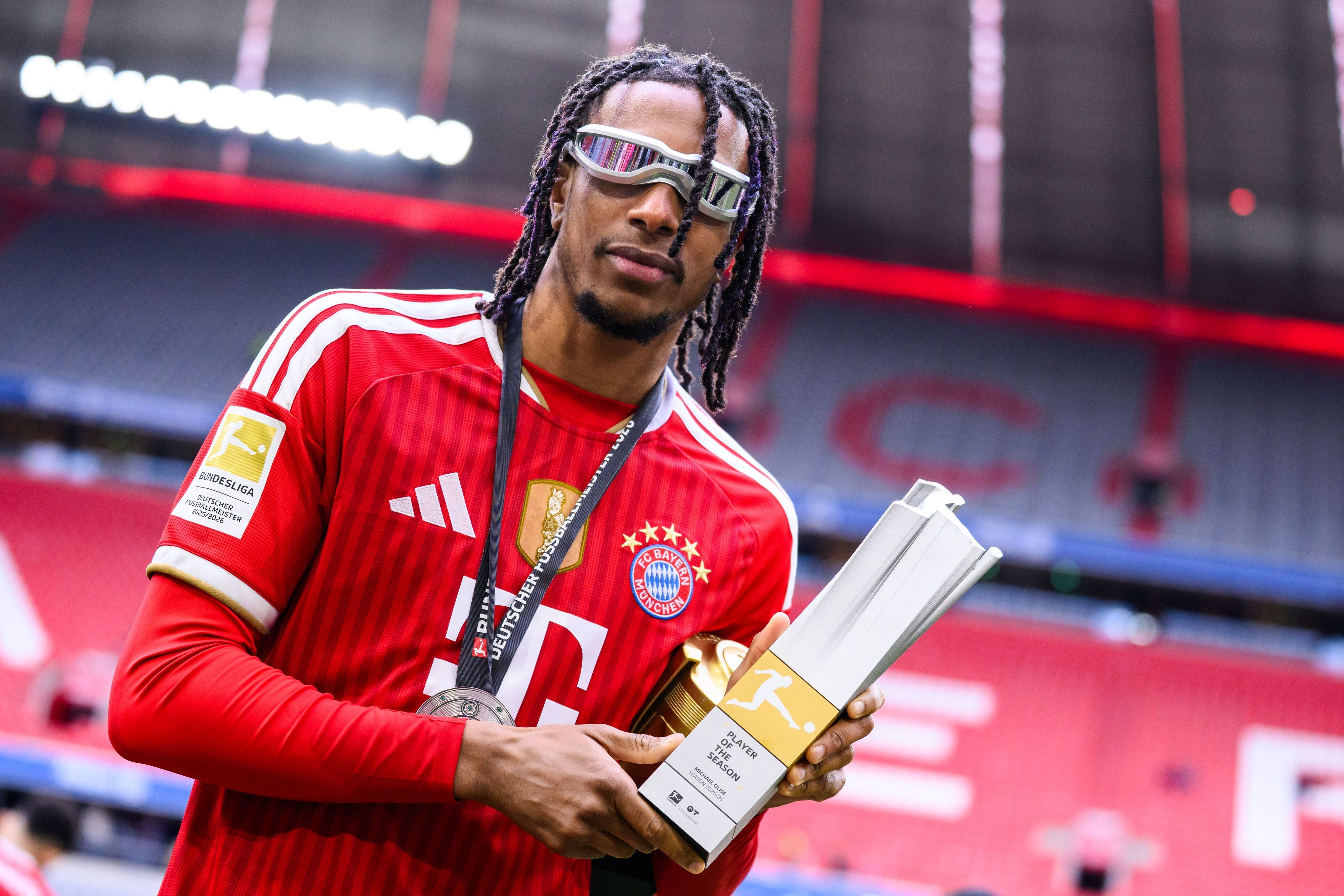Michael Olise posiert mit der Trophäe für den „Spieler der Saison“.