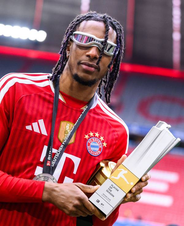 Michael Olise posiert mit der Trophäe für den „Spieler der Saison“.