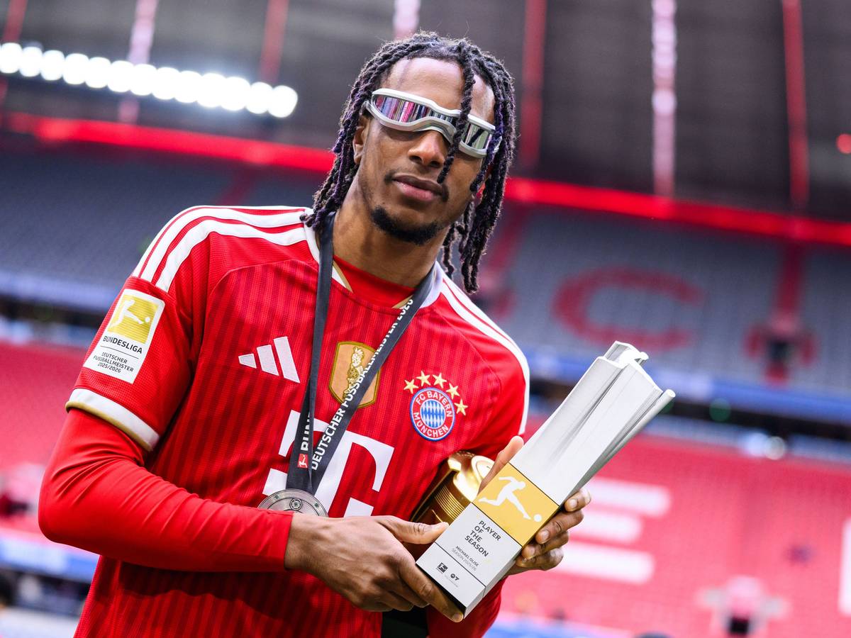 Michael Olise posiert mit der Trophäe für den „Spieler der Saison“.