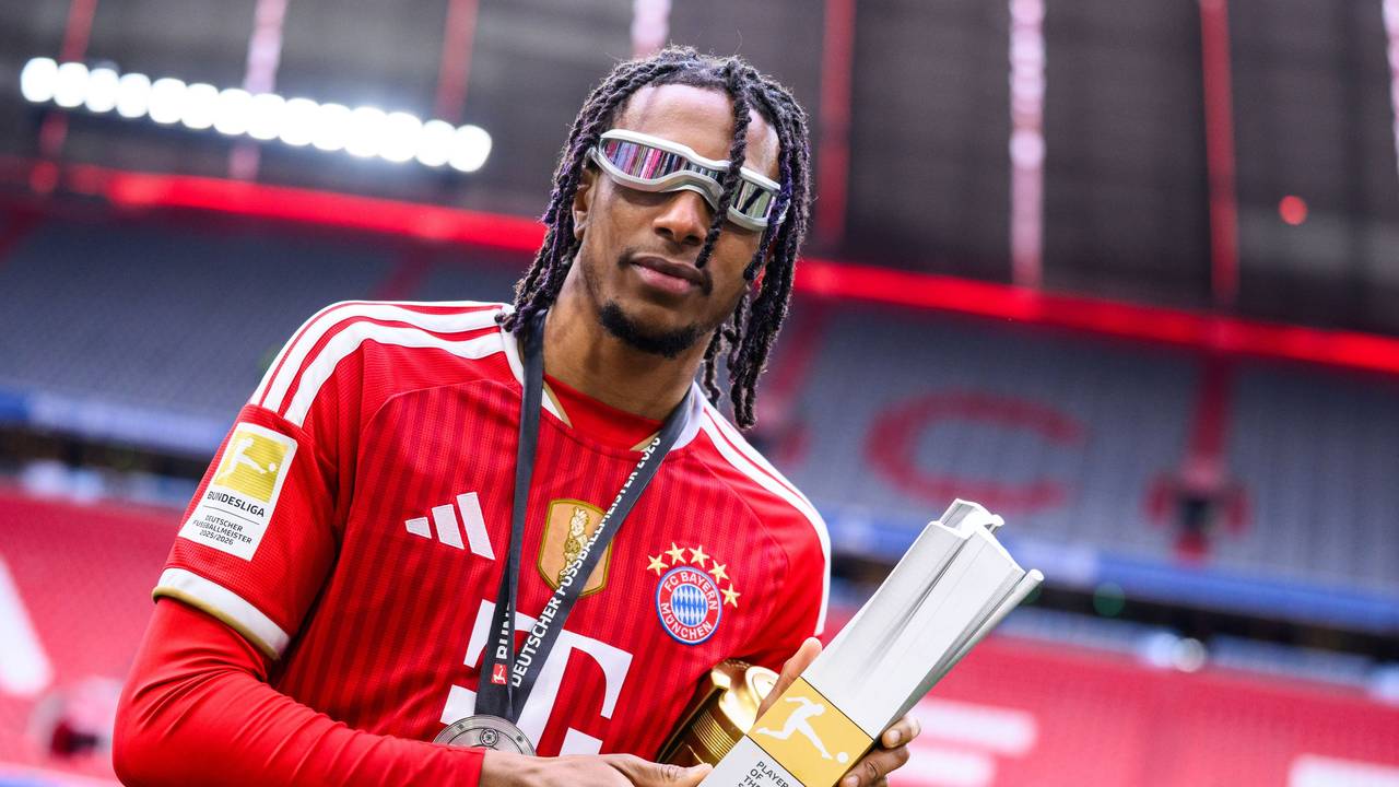 Michael Olise posiert mit der Trophäe für den „Spieler der Saison“.