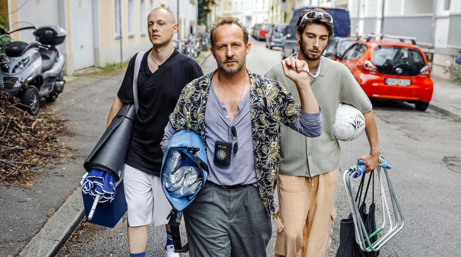 Stadtsheriff Eddie Kolozecik (Maximilian Brückner, Mitte) hat die zwei Drogendealer Moritz (Emil Vorbrugg, links) und Max (Julian Baschab) festgenommen. Ob das für die ersehnte Beförderung reicht?  (Bild: ARD Degeto Film/new!move films/Hendrik Heiden)