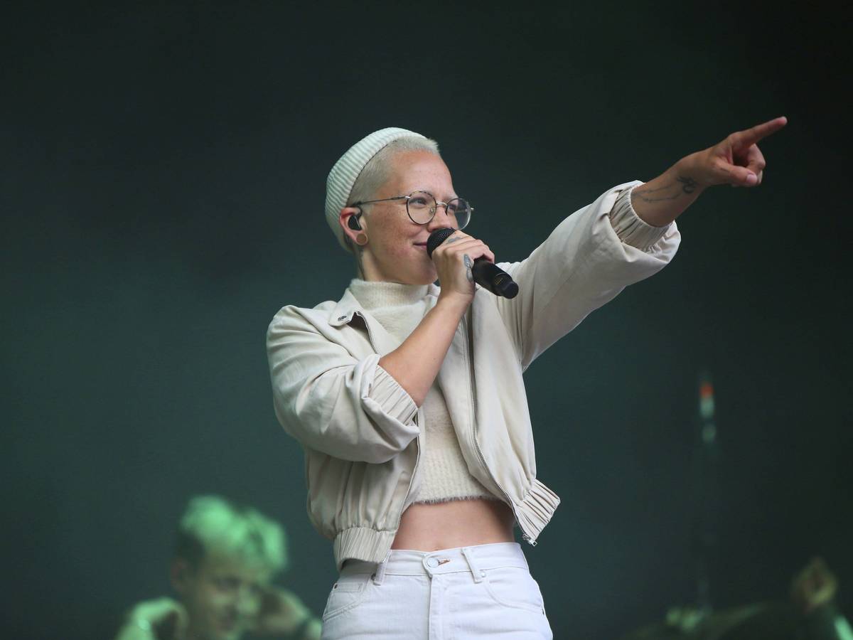 Stefanie Heinzmann singt und gestikuliert auf der Bühne.