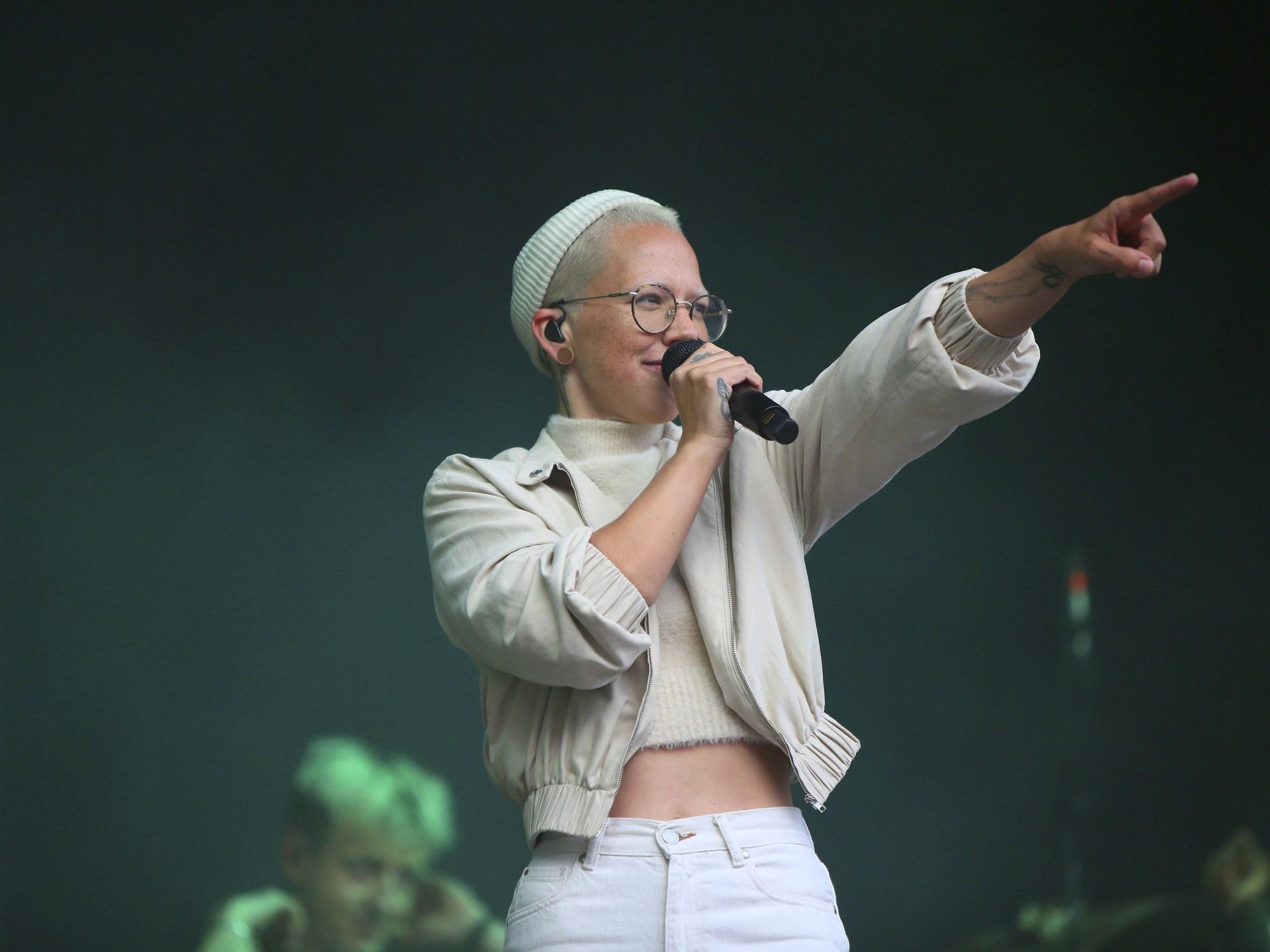 Stefanie Heinzmann singt und gestikuliert auf der Bühne.