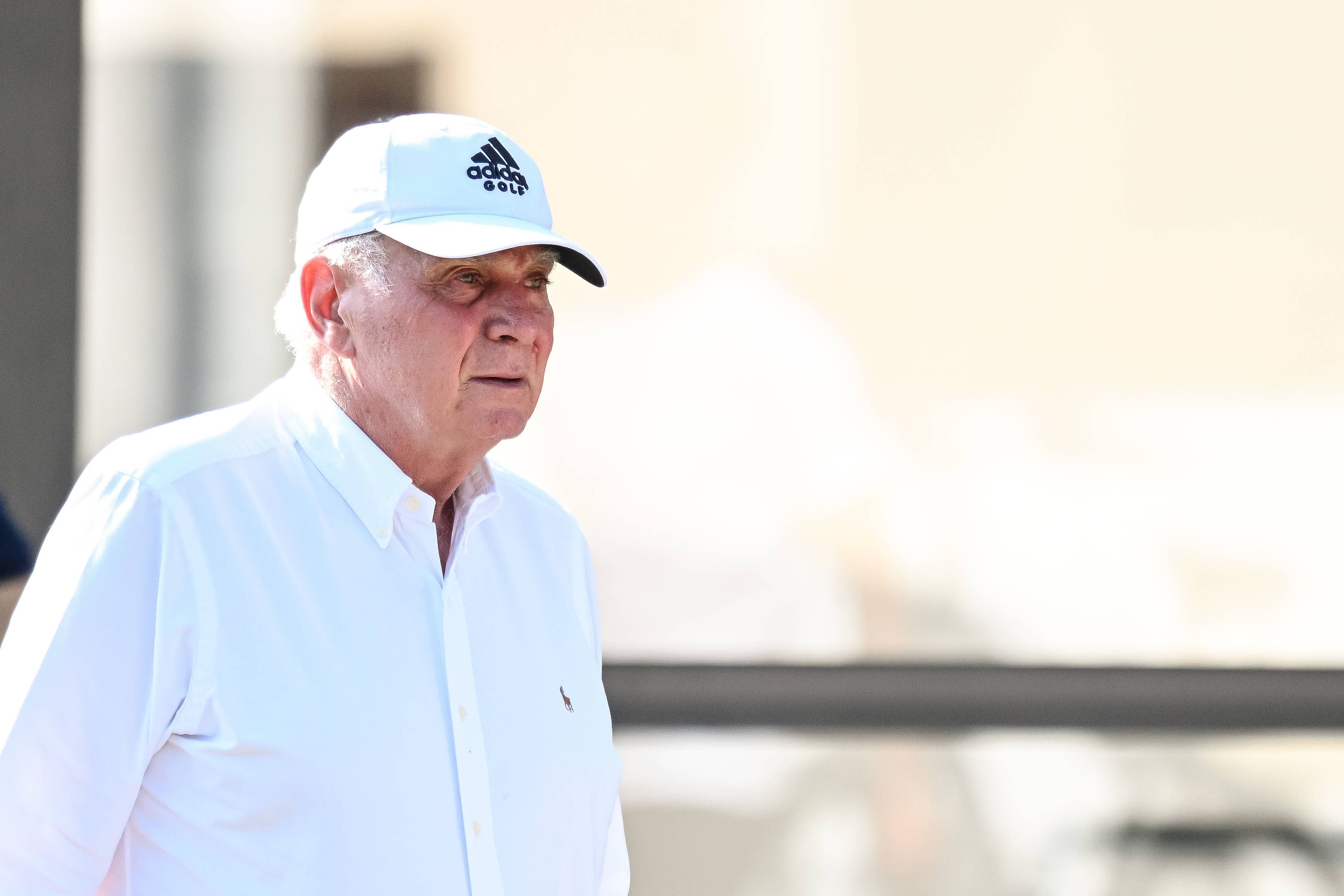 Bayerns Ehrenpräsident Uli Hoeneß trägt ein weißes Hemd und eine weiße Kappe.