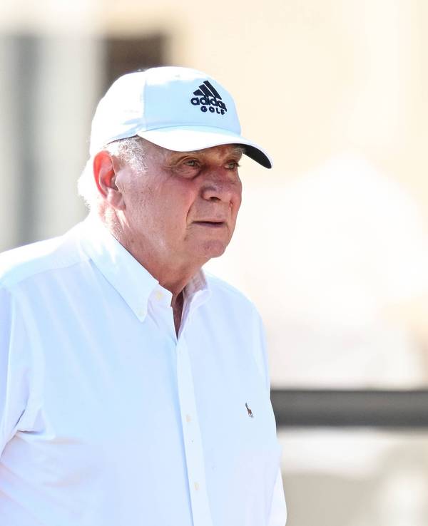 Bayerns Ehrenpräsident Uli Hoeneß trägt ein weißes Hemd und eine weiße Kappe.