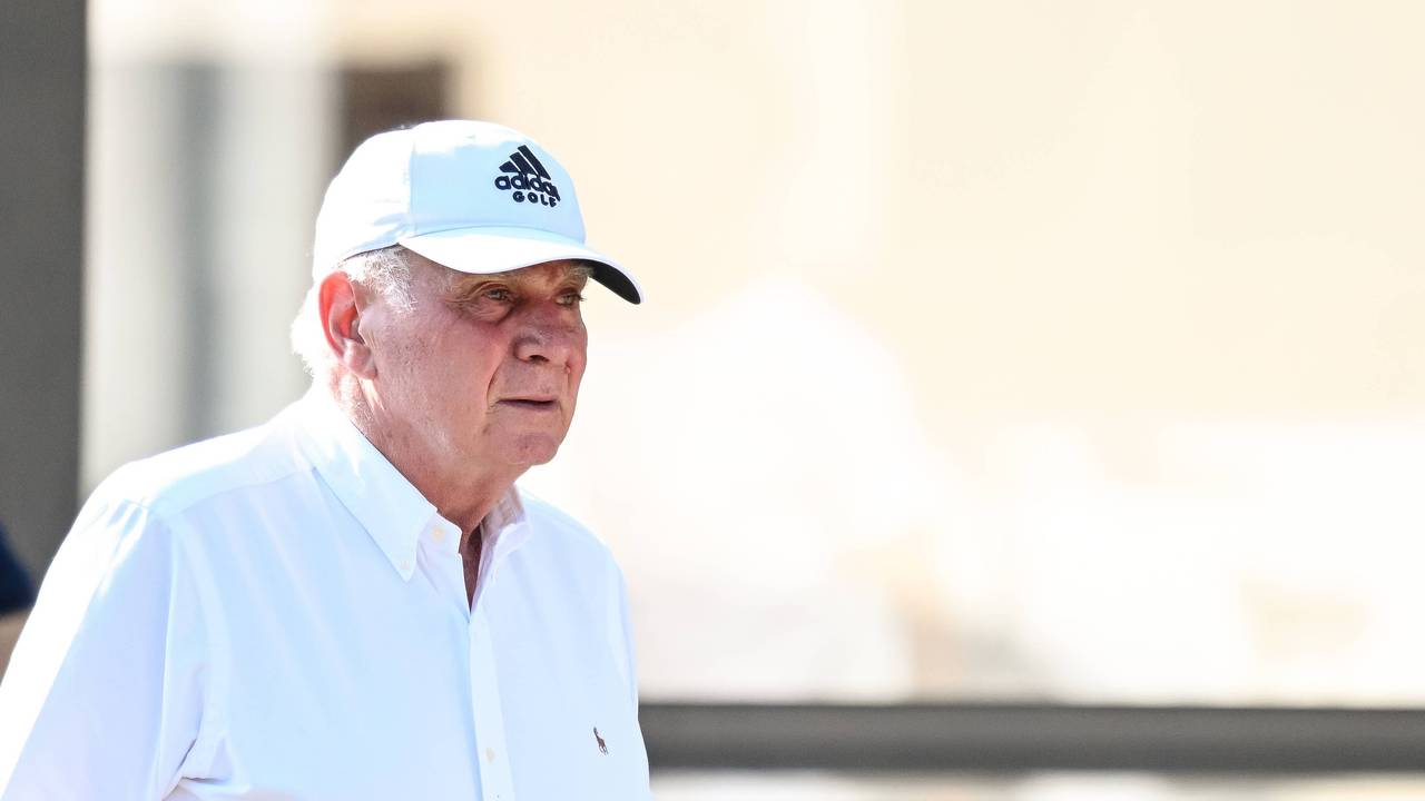 Bayerns Ehrenpräsident Uli Hoeneß trägt ein weißes Hemd und eine weiße Kappe.