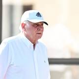 Bayerns Ehrenpräsident Uli Hoeneß trägt ein weißes Hemd und eine weiße Kappe.