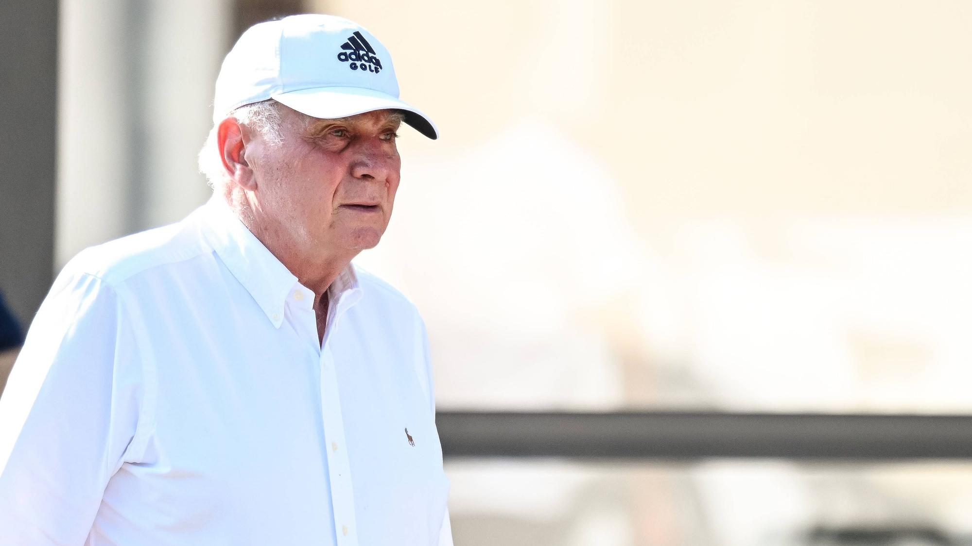 Bayerns Ehrenpräsident Uli Hoeneß trägt ein weißes Hemd und eine weiße Kappe.