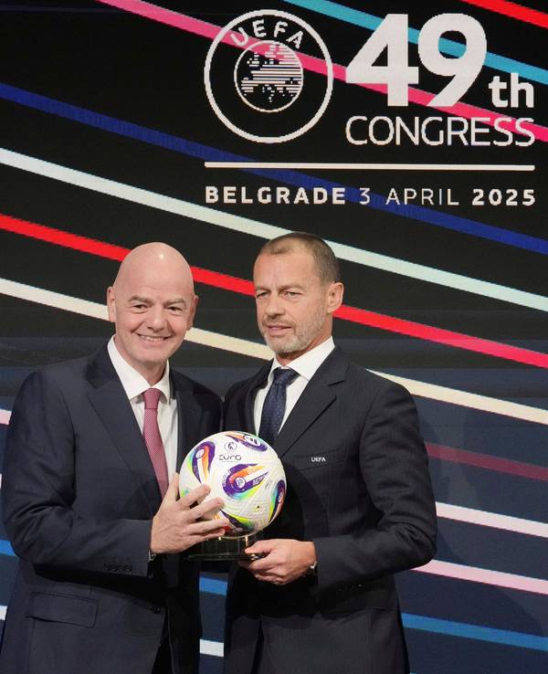Uefa-Präsident Aleksander Ceferin (r.) und Fifa-Präsident Gianni Infantino halten einen Ball während des 49. UEFA-Kongresses.