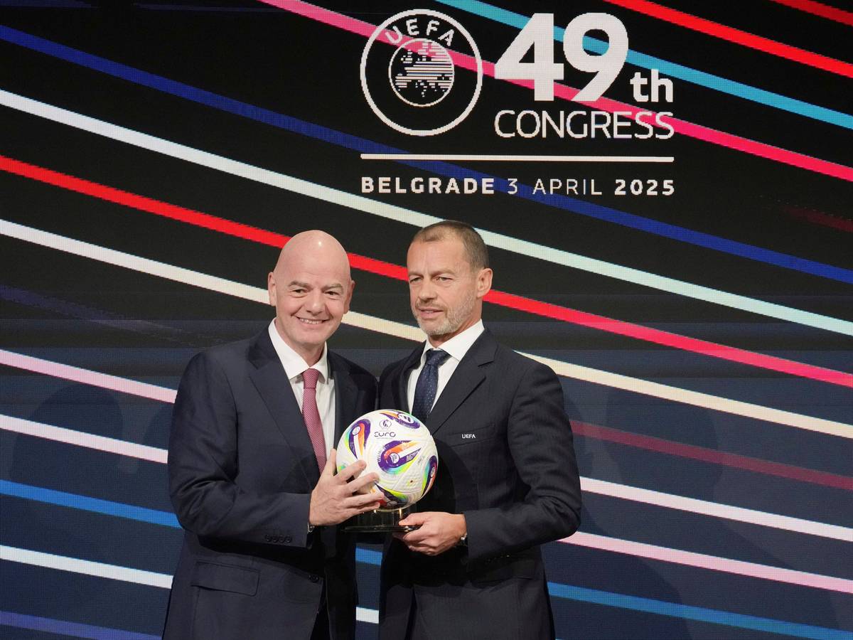Uefa-Präsident Aleksander Ceferin (r.) und Fifa-Präsident Gianni Infantino halten einen Ball während des 49. UEFA-Kongresses.