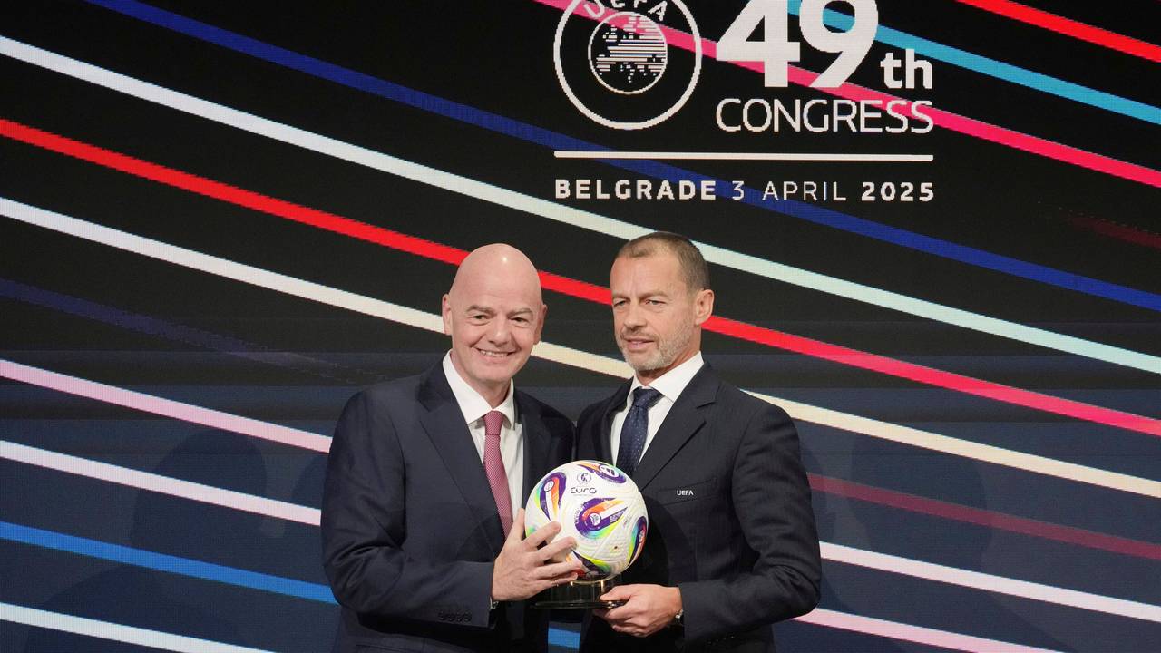Uefa-Präsident Aleksander Ceferin (r.) und Fifa-Präsident Gianni Infantino halten einen Ball während des 49. UEFA-Kongresses.