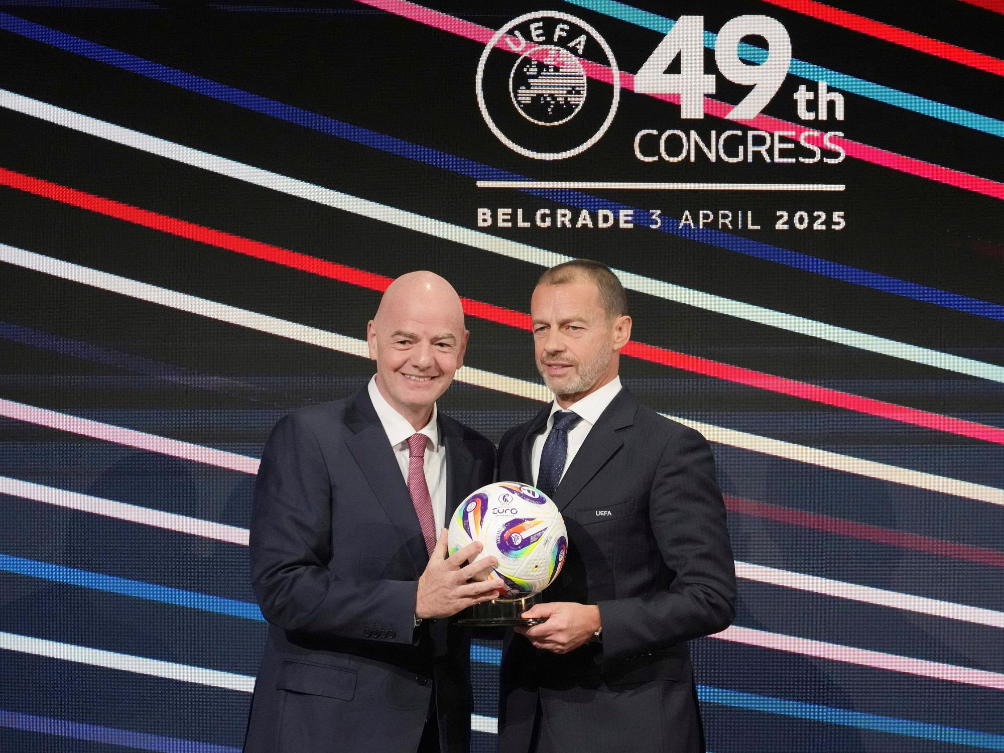 Uefa-Präsident Aleksander Ceferin (r.) und Fifa-Präsident Gianni Infantino halten einen Ball während des 49. UEFA-Kongresses.