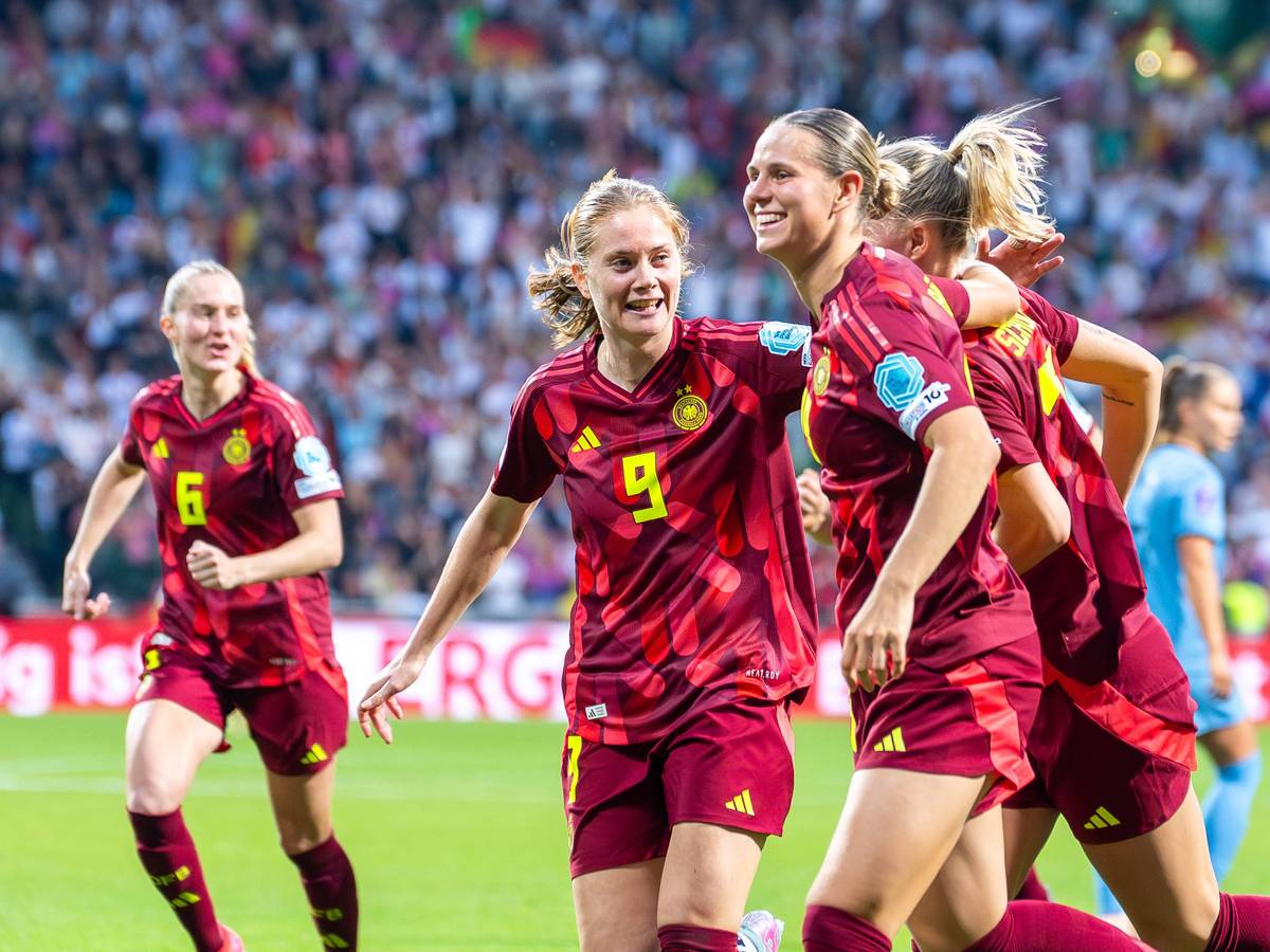 Sjoeke Nüsken, Klara Bühl und Lea Schüller jubeln gemeinsam.