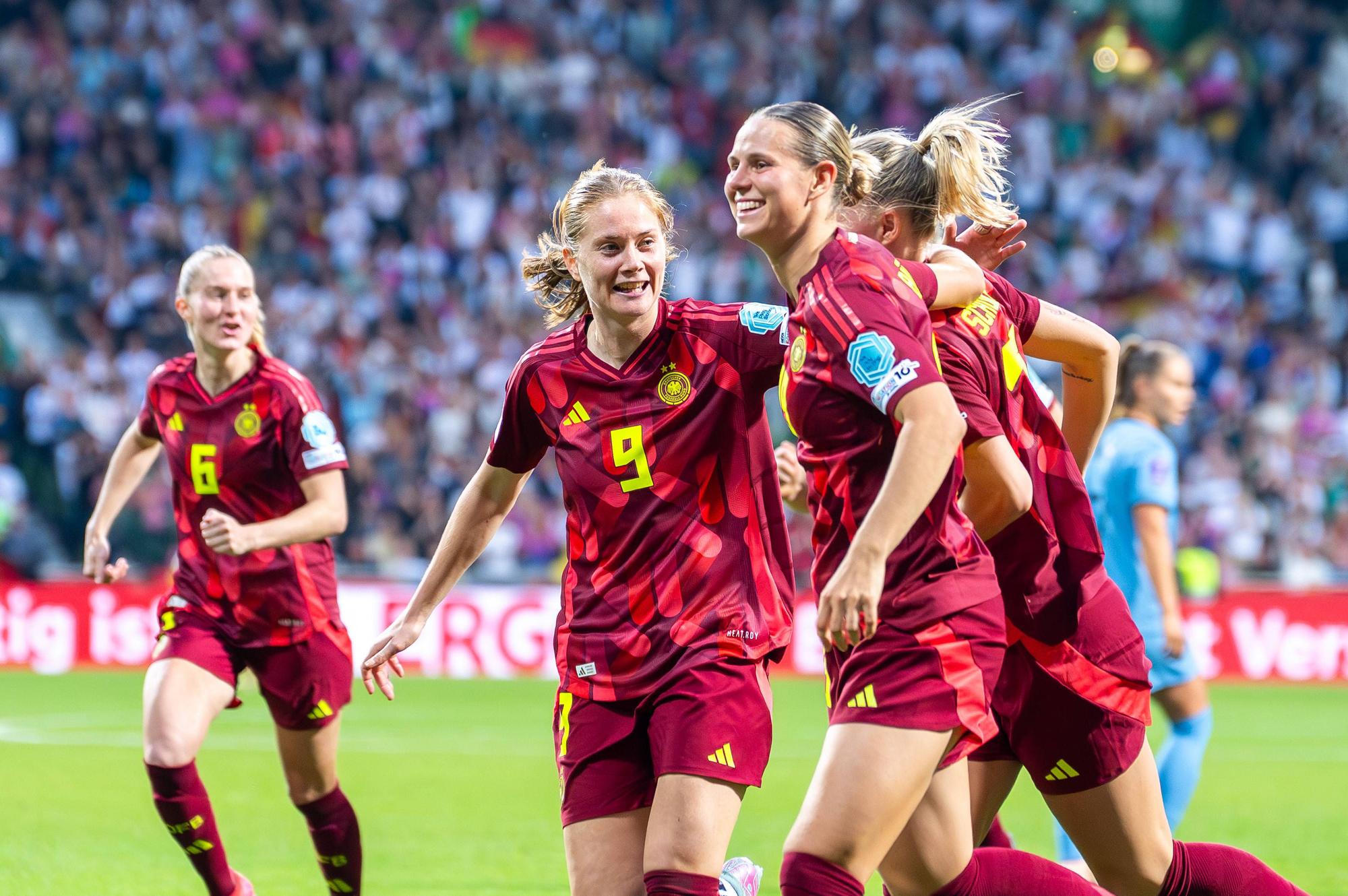 Sjoeke Nüsken, Klara Bühl und Lea Schüller jubeln gemeinsam.