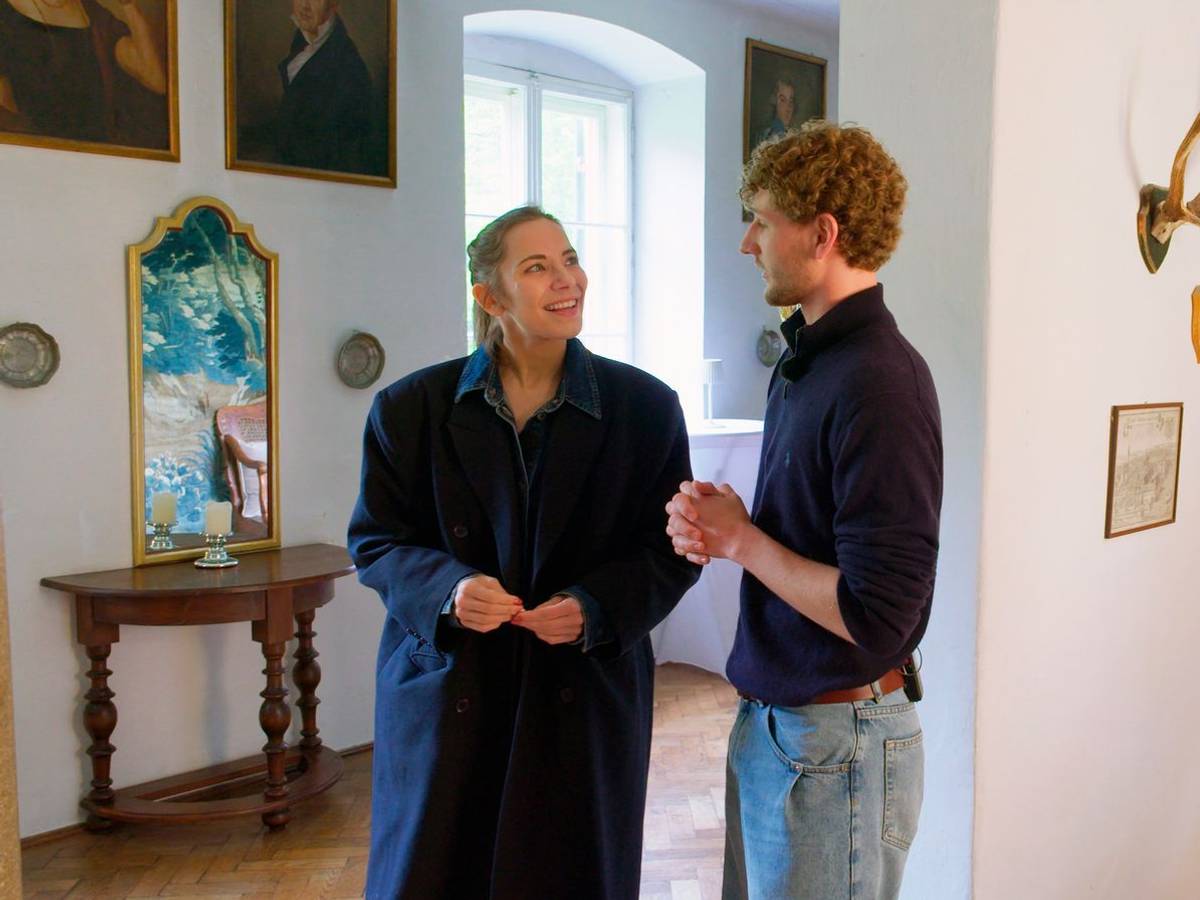 Reporterin Carolin von der Groeben besucht Caspar Freiherr von Gumppenberg in seinem Schloss. (Bild: HR)