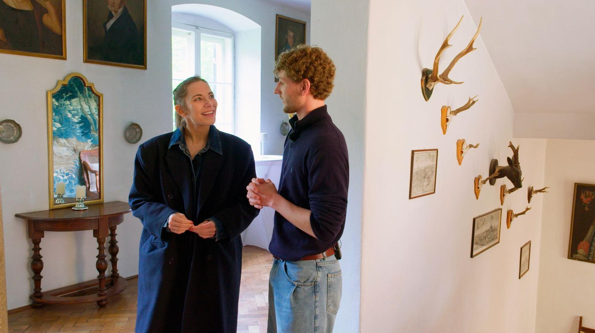 Reporterin Carolin von der Groeben besucht Caspar Freiherr von Gumppenberg in seinem Schloss. (Bild: HR)