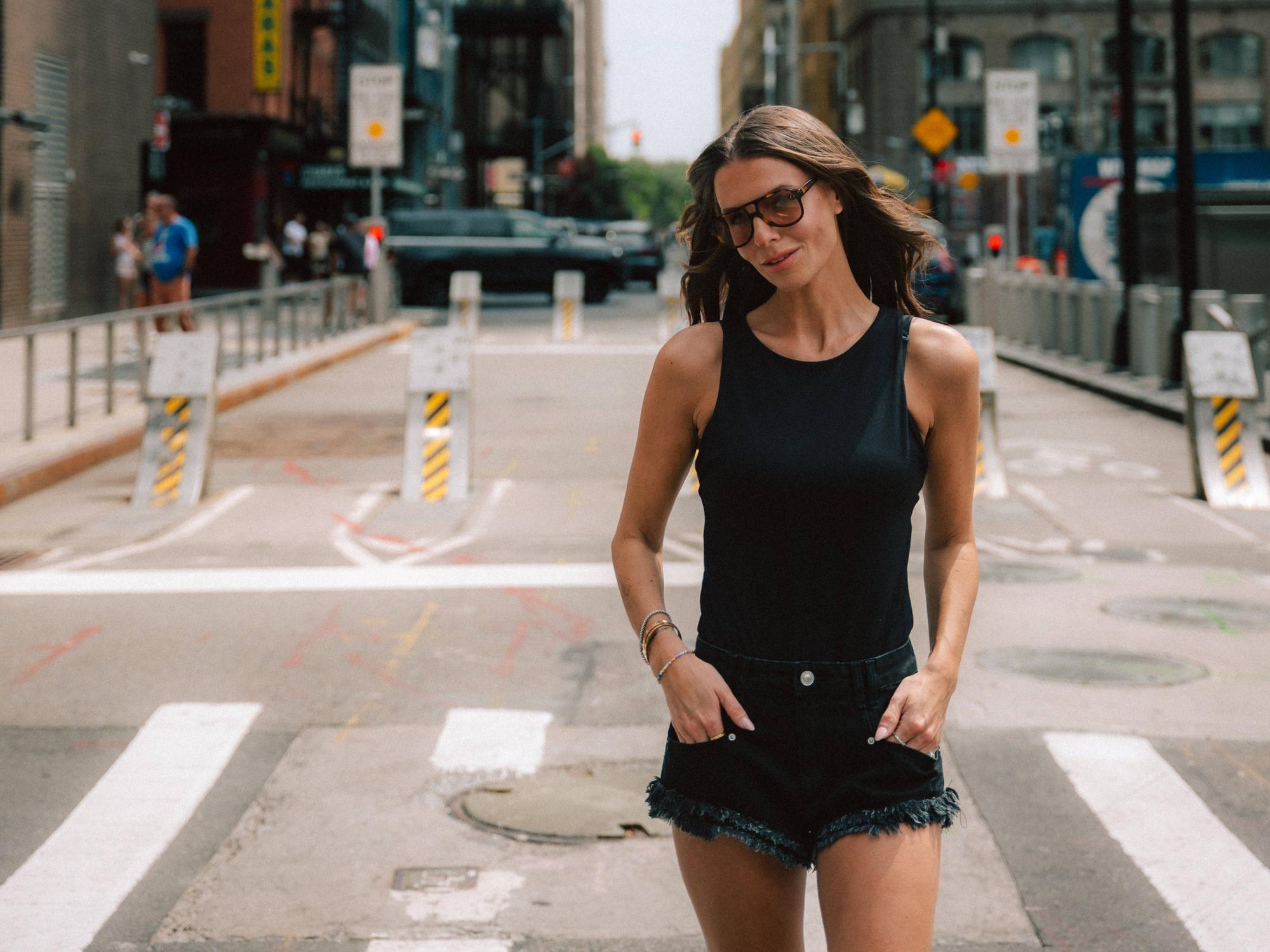 Laura Wontorra geht durch die Straßen von New York.