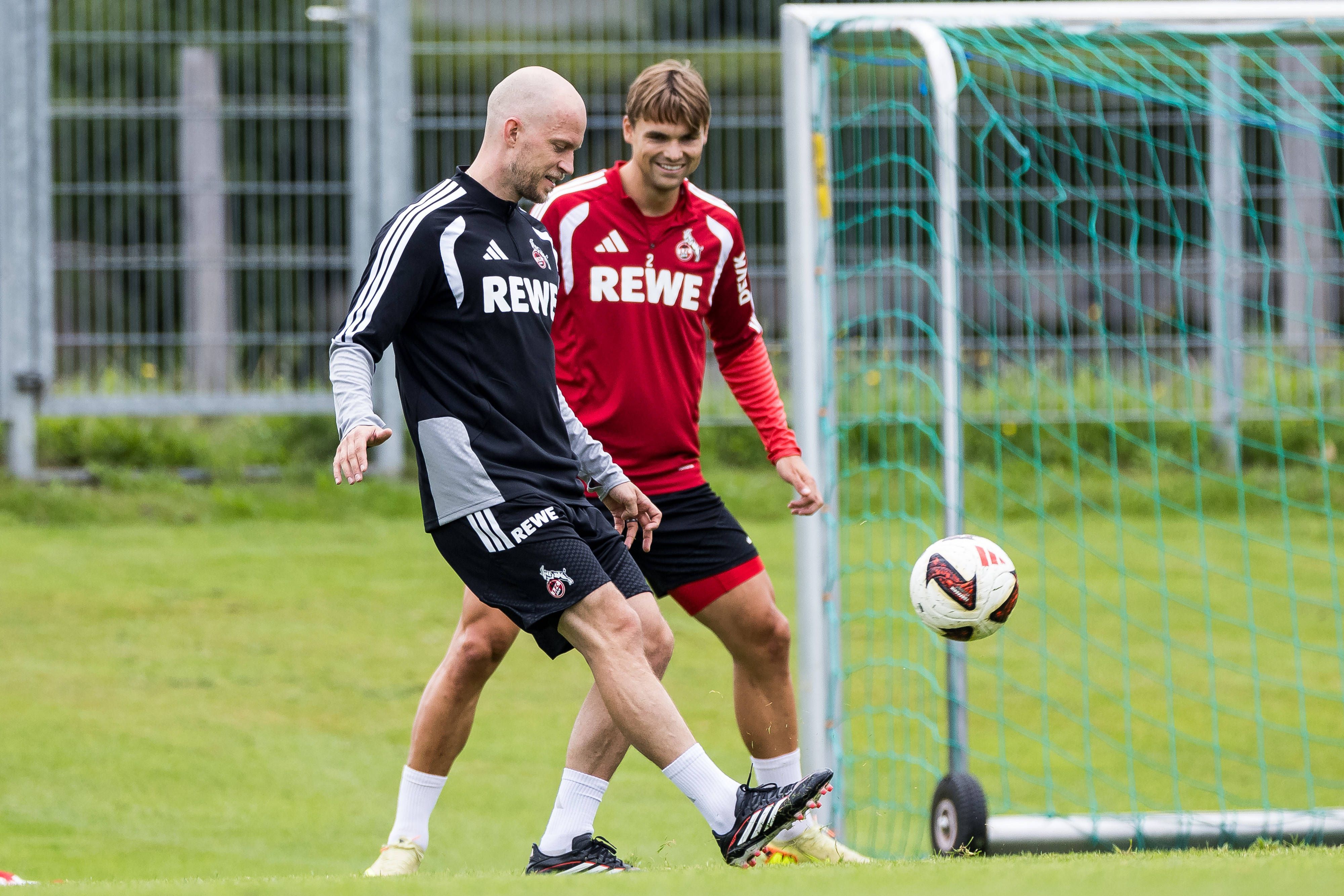 René Wagner kickt im Training des 1. FC Köln auch mal ein bisschen mit. Hier gegen Joel Schmied.