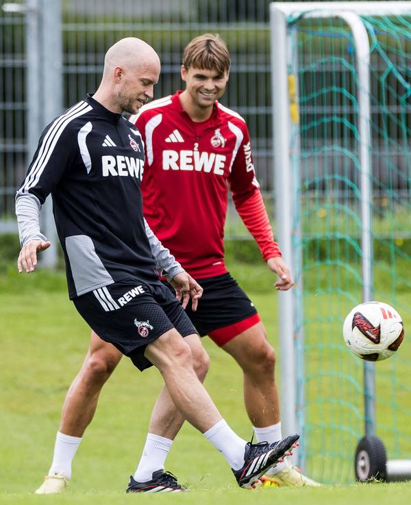 René Wagner kickt im Training des 1. FC Köln auch mal ein bisschen mit. Hier gegen Joel Schmied.