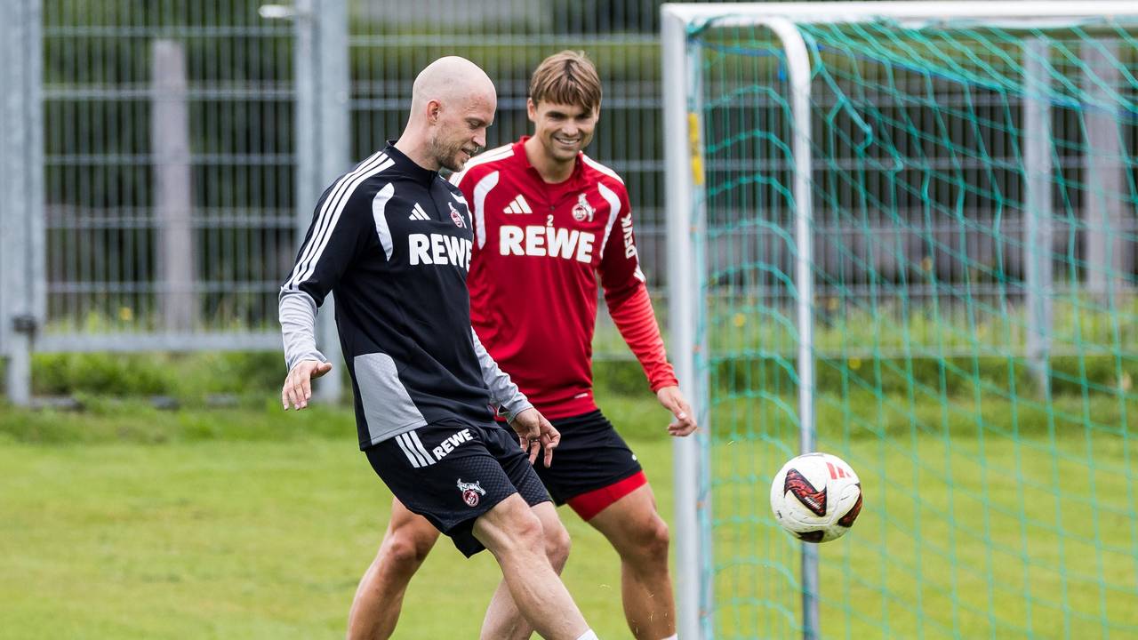 René Wagner kickt im Training des 1. FC Köln auch mal ein bisschen mit. Hier gegen Joel Schmied.
