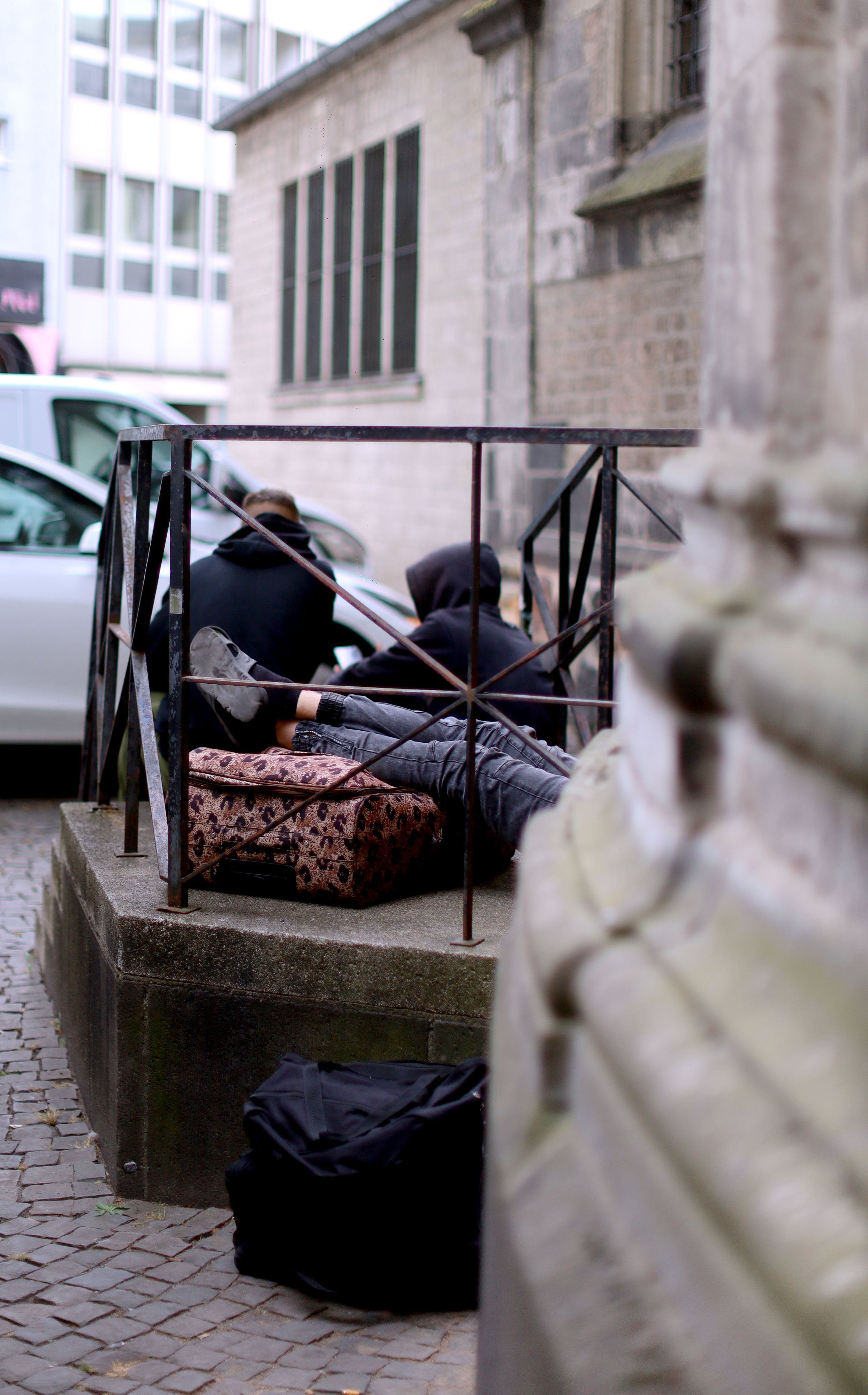 Obdachlose vor der Kirche St. Andreas.