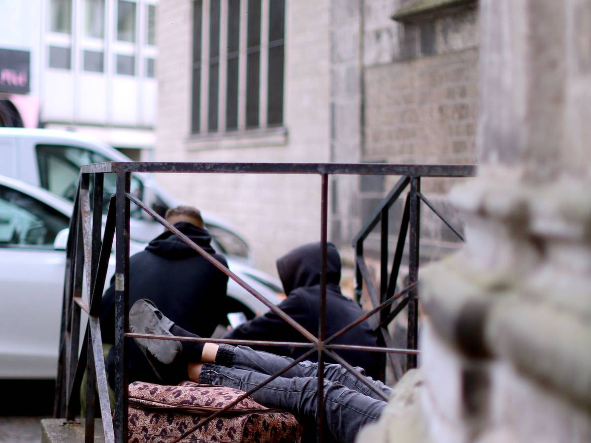 Obdachlose vor der Kirche St. Andreas.