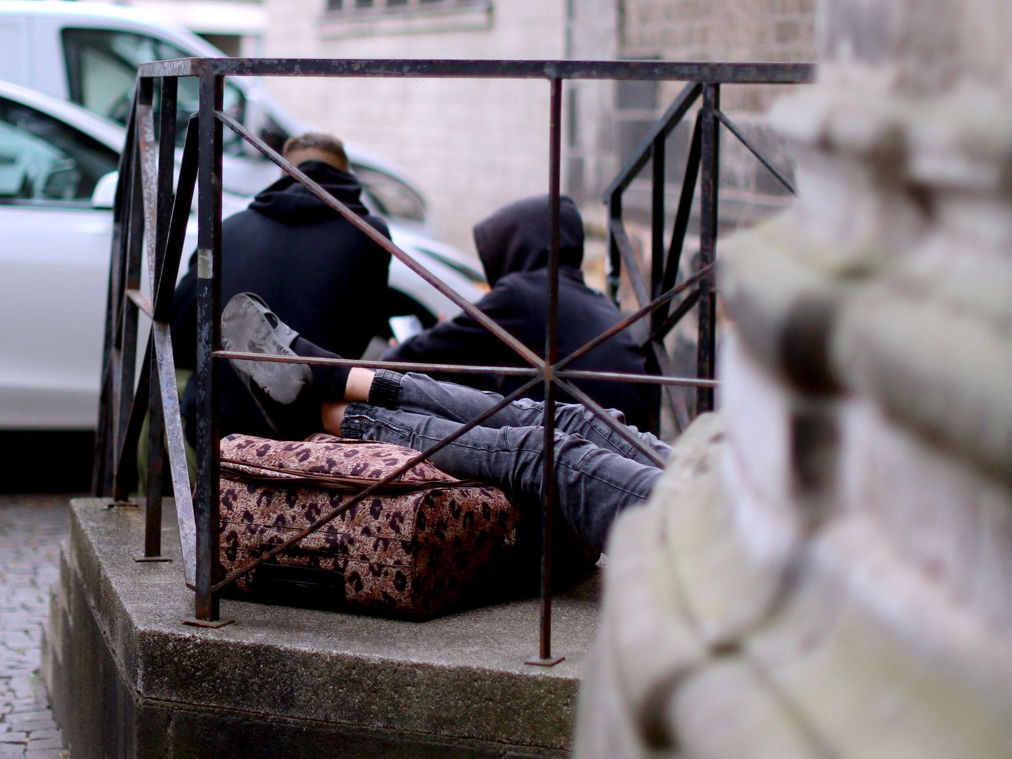 Obdachlose vor der Kirche St. Andreas.