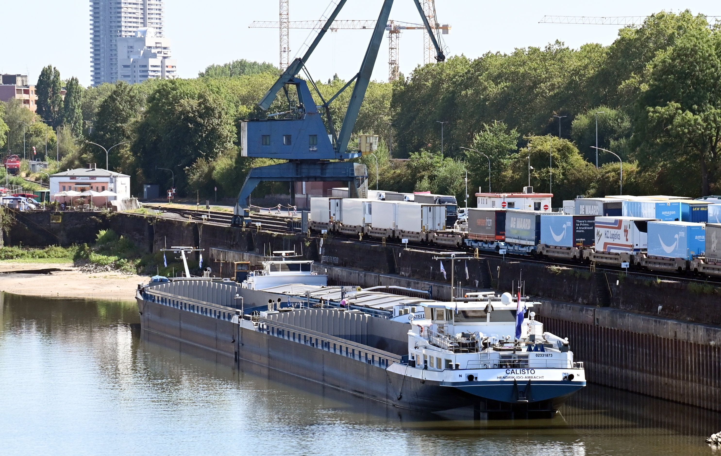 Das Feuerwerksschiff Calisto liegt im Niehler Hafen.