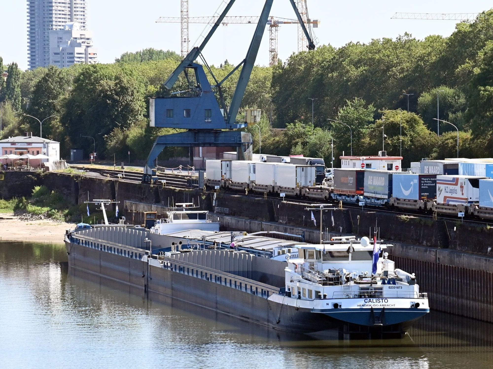 Das Feuerwerksschiff Calisto liegt im Niehler Hafen.