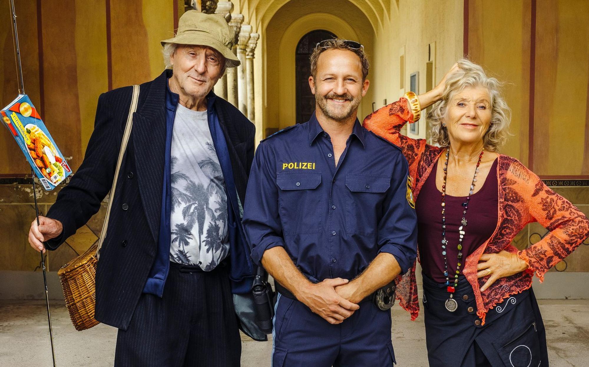 In „Servus Eddie - Spätes Glück“ verkörpert der im Mai verstorbene Günther Maria Halmer (links) einen Obdachlosen an der Seite von Maximilian Brückner und Jutta Speidel. (Bild: ARD Degeto Film/new!move films/Hendrik Heiden)