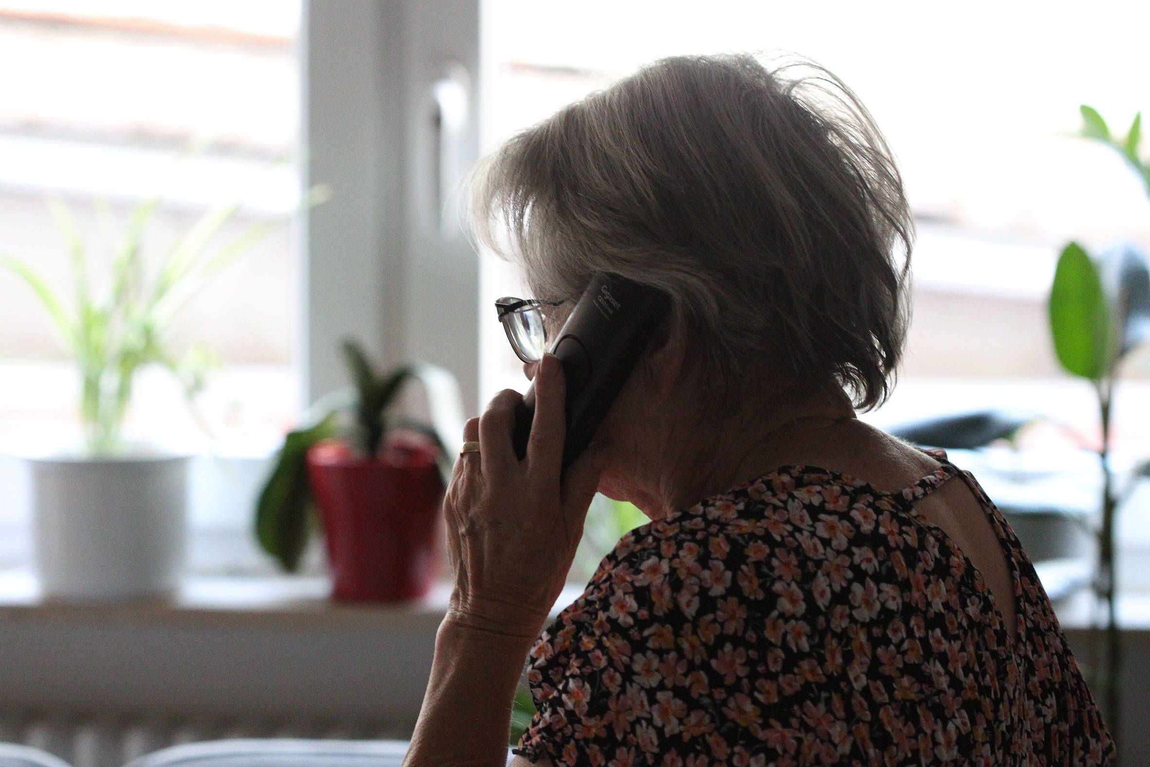 Seniorin am Telefon.