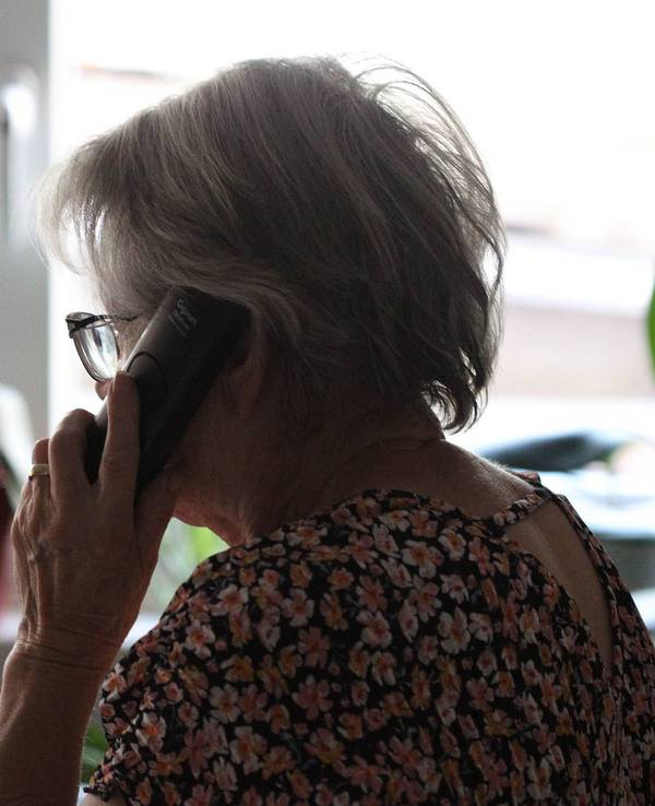 Seniorin am Telefon.