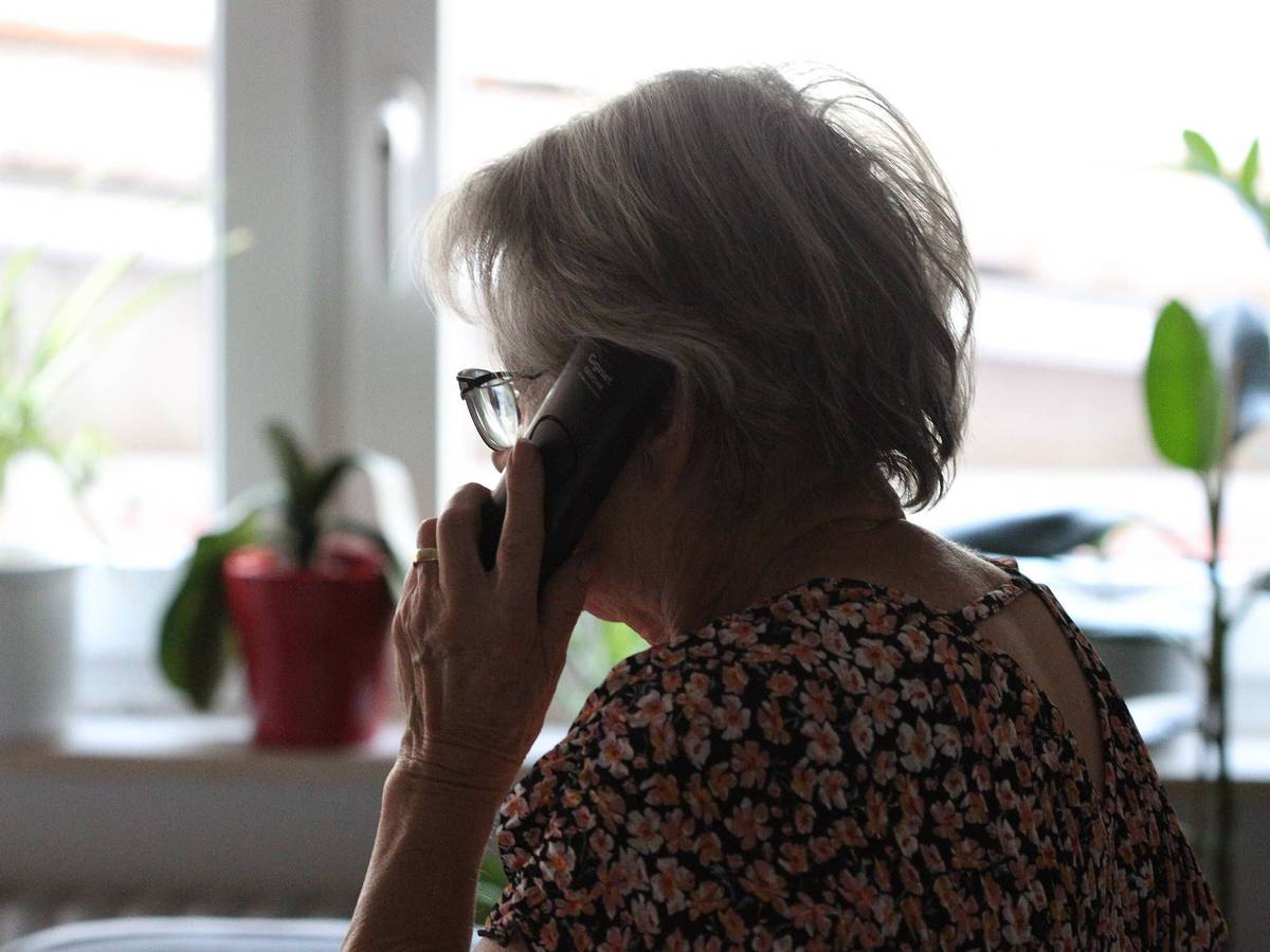 Seniorin am Telefon.