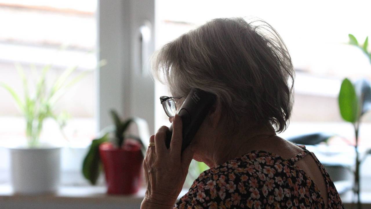 Seniorin am Telefon.